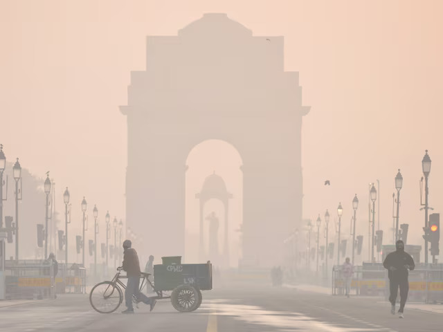NCR वालों ने ली राहत की सांस: AQI में सुधार के बाद CAQM का बड़ा फैसला, निर्माण कार्यों और भारी वाहनों पर से हटी रोक