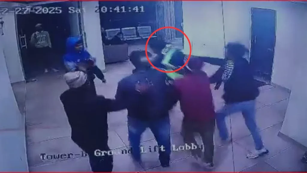 नोएडा में डोमिनोज़ डिलीवरी बॉय का तांडव: साथियों संग मिलकर गार्ड को बेरहमी से पीटा, सोसाइटी में मची अफरा-तफरी