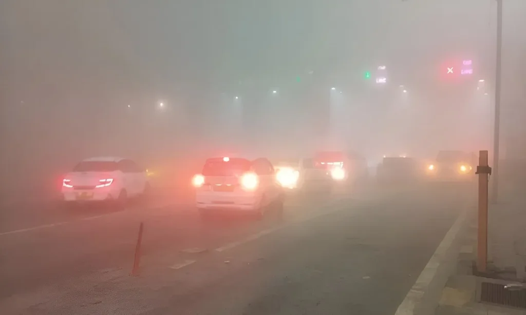 सांसों पर संकट और कड़ाके की ठंड! नोएडा में प्रदूषण का ‘डेथ नॉक’, AQI 450 पहुंचा; मौसम विभाग की चेतावनी- “अभी और सताएगी सर्दी