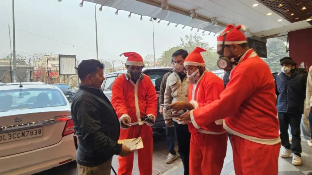 सांता मास्क दे रहे, सरकार जुर्माना लगा रही… दिल्ली की सांस फिर भी भारी