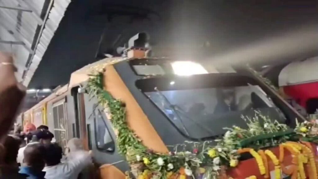 धनबाद में अमृत भारत एक्सप्रेस का ग्रैंड वेलकम! ढोल-नगाड़ों के साथ हुआ स्वागत, सांसद-विधायक ने दिखाई हरी झंडी; यात्रियों में भारी उत्साह