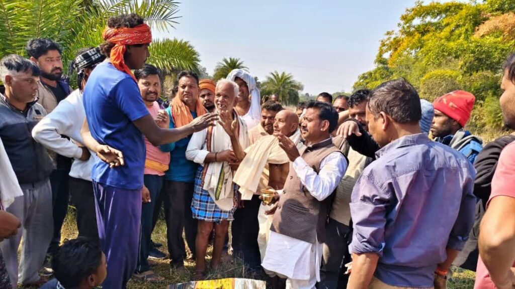 Palamu Suicide Case: पलामू में मुर्शिदाबाद के फेरीवाले ने की आत्महत्या, पुलिस खंगाल रही मोबाइल रिकॉर्ड्स; प्रेम प्रसंग या रंजिश की आशंका