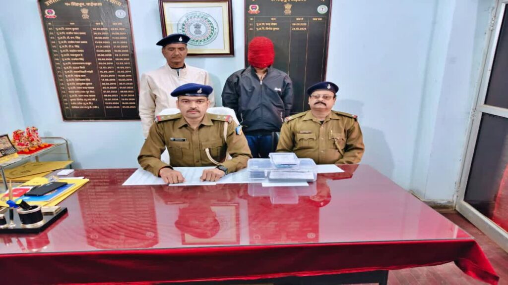 चाईबासा में फर्जी पुलिस बनकर वसूली करने वाले गिरोह का पर्दाफाश, एक गिरफ्तार, हिरासत में नाबालिग
