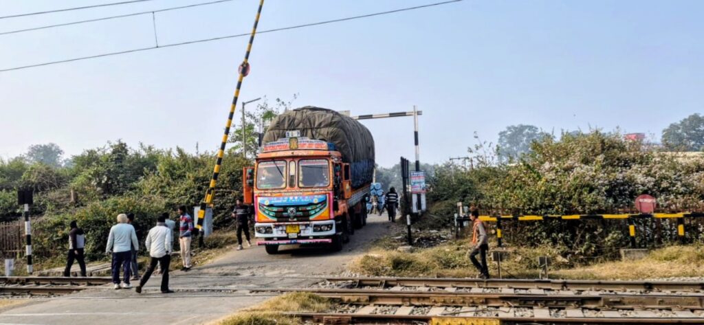 Jharkhand: जसीडीह रेलवे गेट पर फंसा ओवरलोड ट्रक, 42 मिनट तक थमा रेल परिचालन
