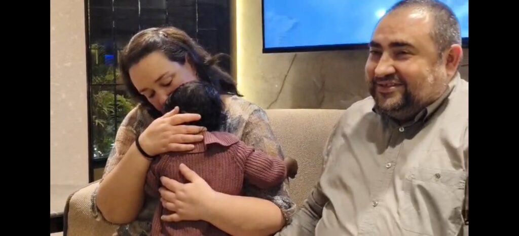 देवघर में मानवता की मिसाल: स्पेन से आए दंपत्ति ने बच्ची को गोद लिया, बोले– बाबा ने हमारी फैमिली पूरी कर दी