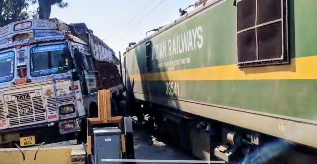 Nawadih Railway Gate Accident: Major Train-Truck Collision Averted on Deoghar-Giridih Route