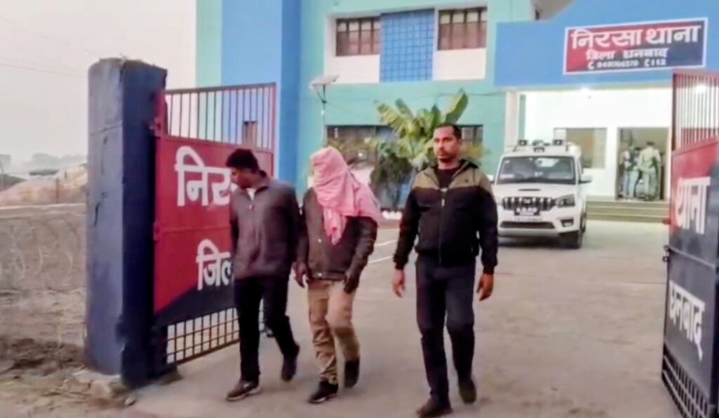 Odisha Bank Robbery Case: निरसा की ज्वेलरी शॉप से 215 ग्राम सोना बरामद, दो गिरफ्तार