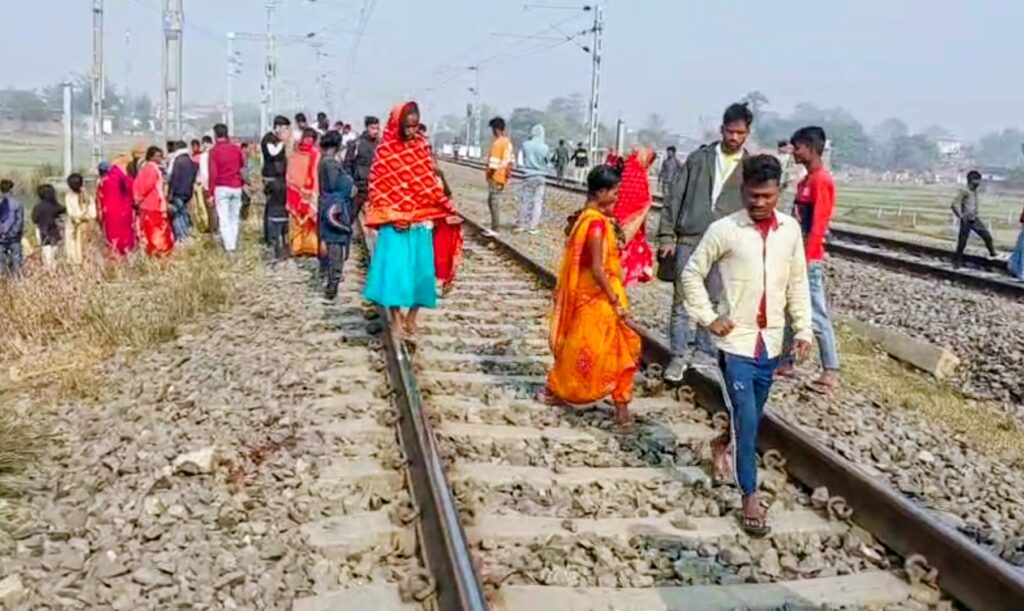 Bihar News: Bettiah Ke Sathi Railway Station Par Reel Banate Samay Do Kishor Train Ki Chapet Mein