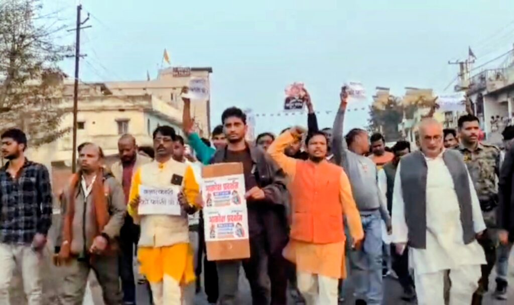 Hazaribagh Barhi News: 2 साल की बच्ची से दुष्कर्म के विरोध में आक्रोश मार्च, विधायक मनोज यादव हुए शामिल बरही मासूम बच्ची दुष्कर्म मामला