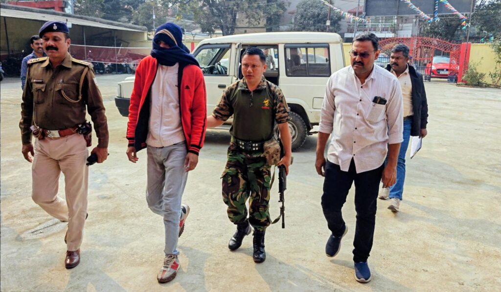 रामगढ़ एसपी अजय कुमार का साइबर स्ट्राइक! 49 लाख की साइबर ठगी का आरोपी गिरफ्तार Ramgarh Cyber Fraud Case: Accused of 49 Lakh Online Scam Arrested with SIM Cards and Bank Passbooks