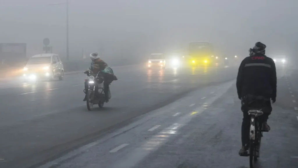 दिल्ली में दमघोंटू प्रदूषण और कोहरे की दोहरी मार! AQI 400 के पार पहुंचा, मौसम विभाग ने जारी किया ‘येलो अलर्ट
