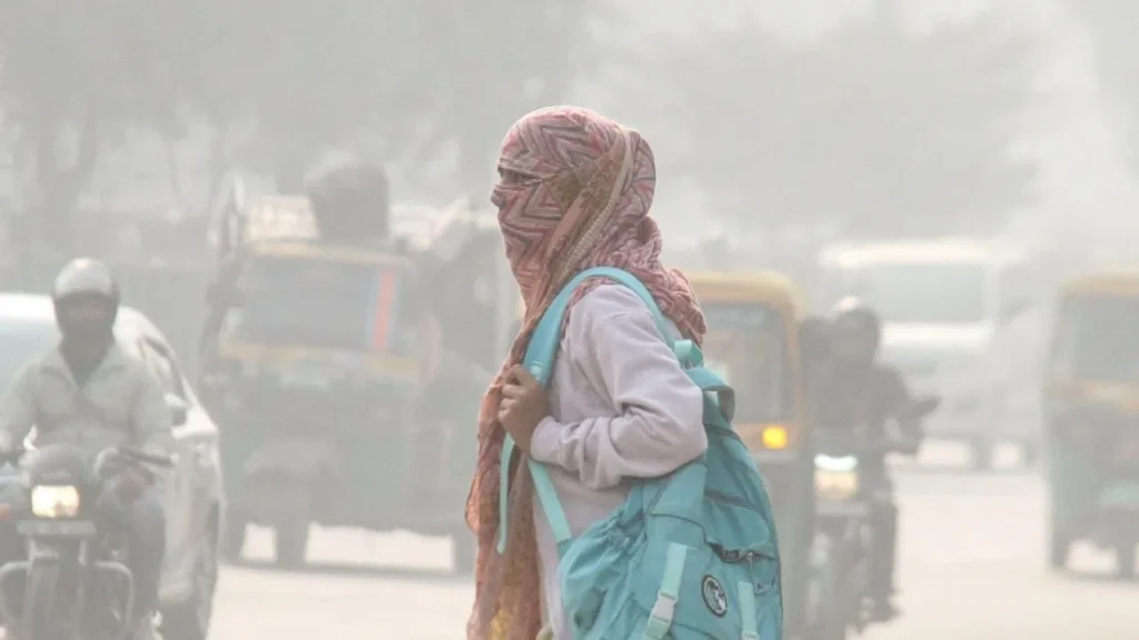 Delhi Air Pollution: दिल्ली की हवा हुई ‘बहुत खराब’, AQI 354 पार; आज से GRAP-3 की कड़ी पाबंदियां लागू, जानें क्या खुला और क्या बंद