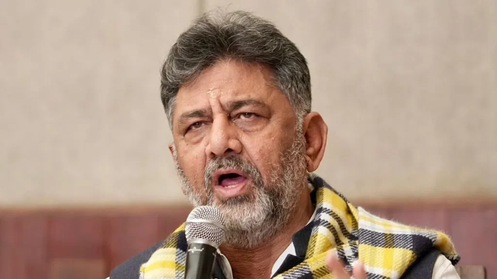 कर्नाटक में मचेगा सियासी बवाल? दिल्ली पहुंचे डीके शिवकुमार का बड़ा बयान- ‘अब तो समय ही सब बताएगा’, क्या बदलने वाली है सरकार?