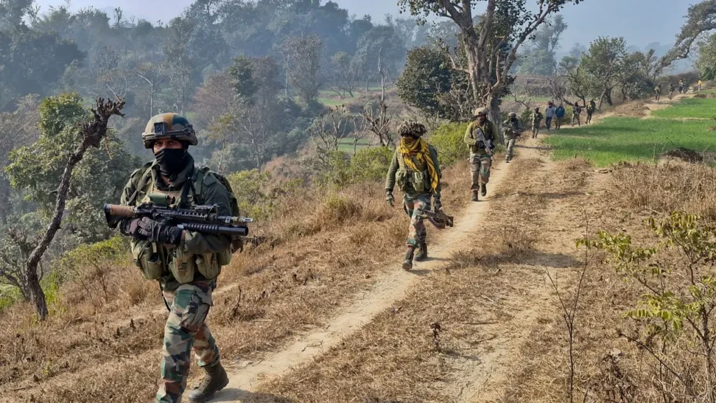 किश्तवाड़ में भीषण मुठभेड़: आतंकियों से लोहा लेते सेना के 8 जवान घायल, ‘ऑपरेशन त्राशी-I’ के जरिए घेरे गए दहशतगर्द