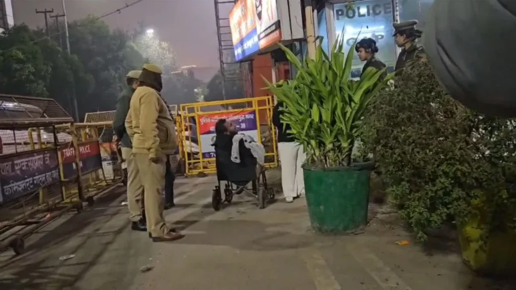 नोएडा पुलिस का ‘स्पेशल ट्रीटमेंट’: नशे में जो नहीं पा रहे थे पैर, पुलिस ने उन्हें व्हीलचेयर पर बैठाकर पहुंचाया जेल