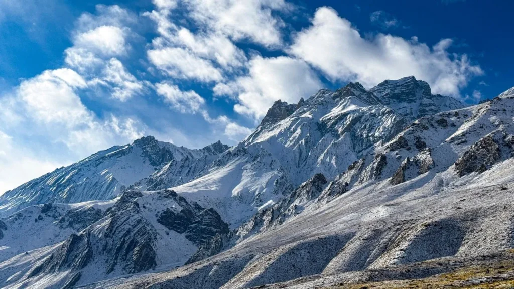पहाड़ों में फिर लौटेगी रौनक: उत्तरकाशी और चमोली समेत इन इलाकों में भारी हिमपात की चेतावनी, सूखी ठंड से मिलेगी राहत