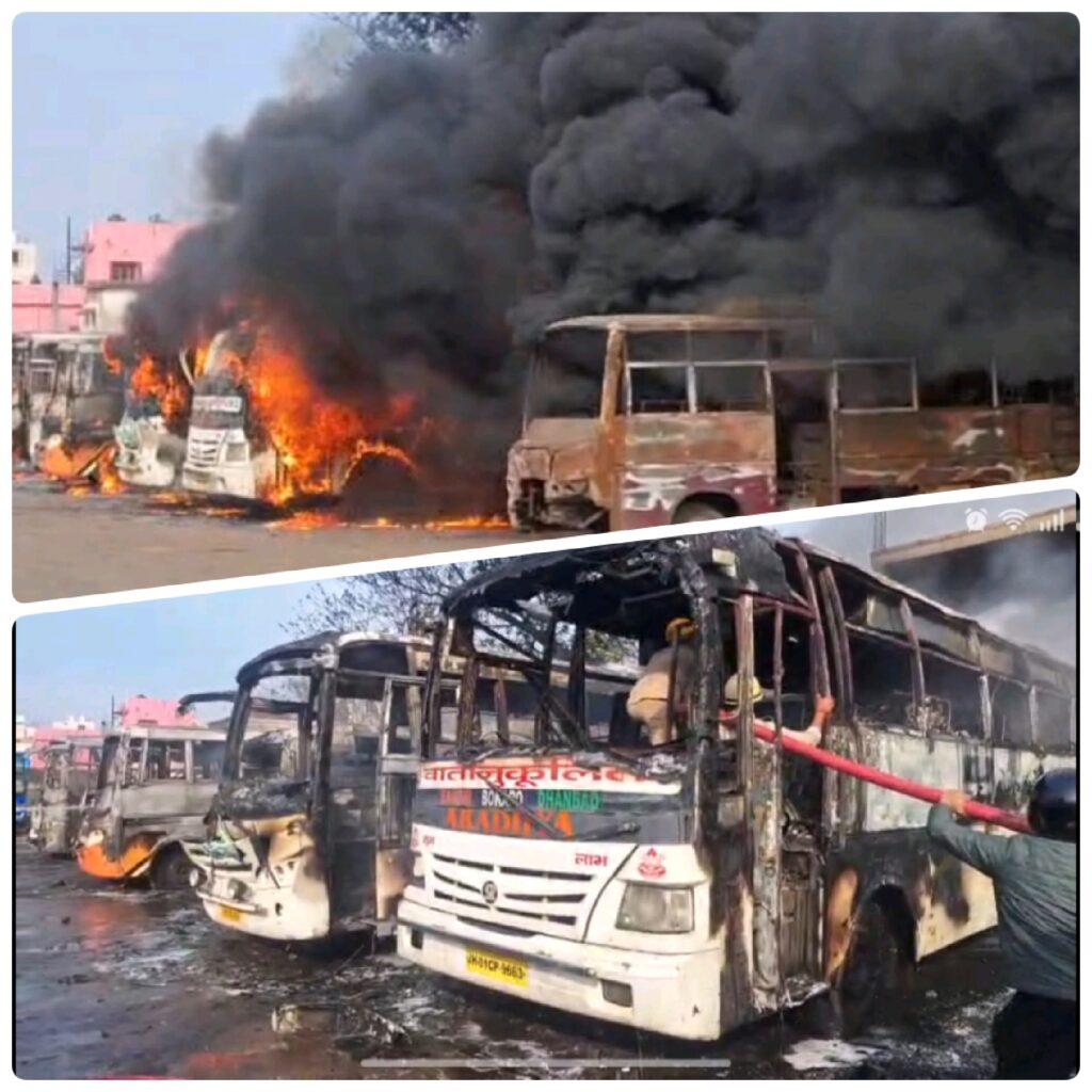 रांची खादगढ़ा बस स्टैंड में भीषण आग, 6 बसें जलकर खाक