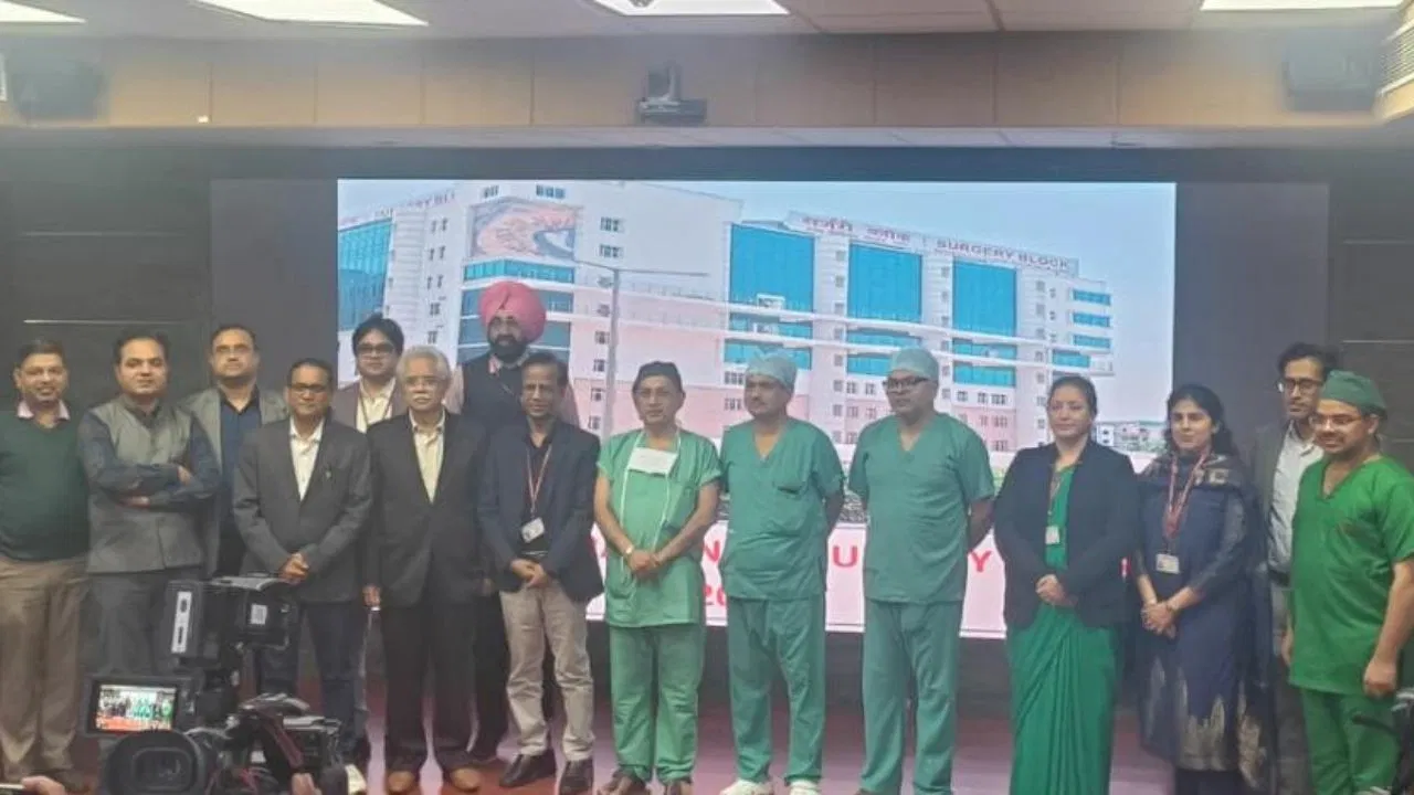 AIIMS Delhi Milestone: एम्स दिल्ली ने रचा इतिहास! एक साल में कीं 10 हजार सर्जरी, रोबोटिक ऑपरेशन में भी बनाया रिकॉर्ड