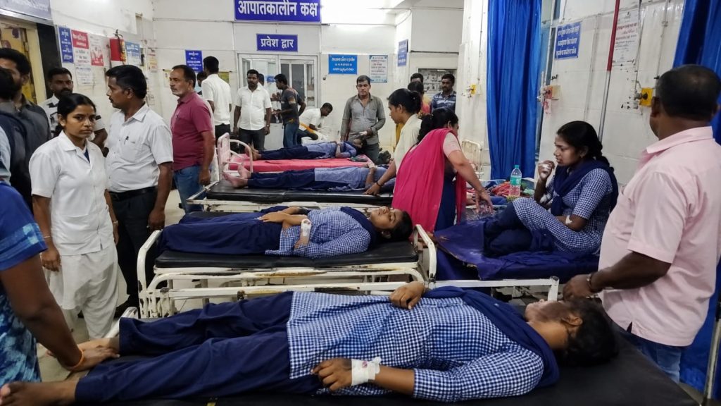प्रार्थना के दौरान एक-एक कर गिरने लगीं छात्राएं! शेखपुरा के कस्तूरबा स्कूल में मचा हड़कंप