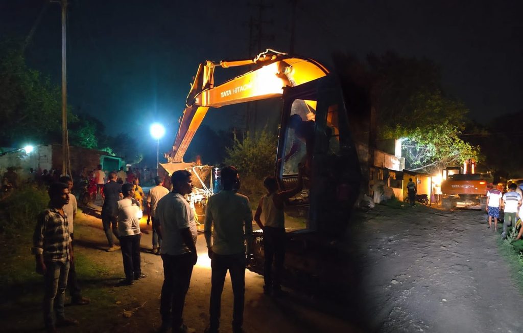 धनबाद के बाघमारा में जमीन धंसी तो पोकलेन लेकर भागने लगे धंधेबाज!” ग्रामीणों ने रोका रास्ता