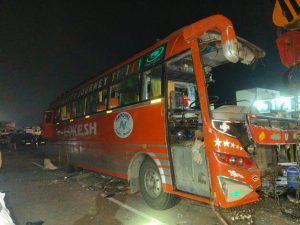 बिहार सड़क हादसा: औरंगाबाद में ट्रक से टकराई पर्यटकों की बस, आंध्र प्रदेश के 3 की मौत, 22 घायल