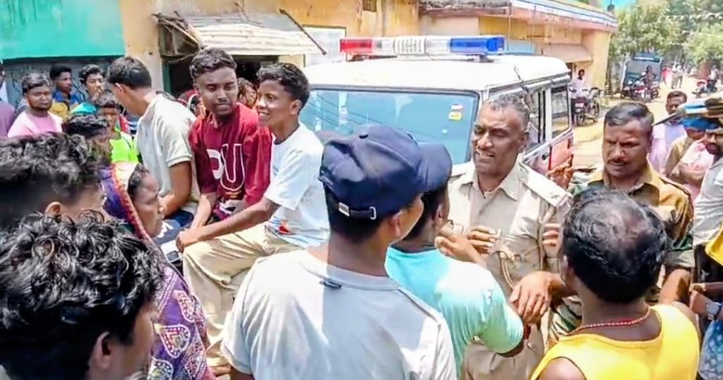 पंचायत का तुगलकी फरमान! पुलिस को रोका, बोनट पर चढ़कर किया विरोध — युवक बोला 'मुझे जबरन शादी में घसीटा गया'