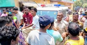 पंचायत का तुगलकी फरमान! पुलिस को रोका, बोनट पर चढ़कर किया विरोध — युवक बोला 'मुझे जबरन शादी में घसीटा गया'