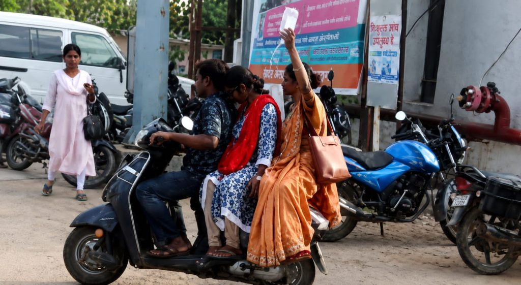 स्लाइन लगी गर्भवती को स्कूटी पर भेजा! लोहरदगा सदर अस्पताल की बड़ी लापरवाही उजागर हाथ में स्लाइन, स्कूटी पर सफर: झारखंड के अस्पताल की तस्वीर ने खड़े किए बड़े सवाल