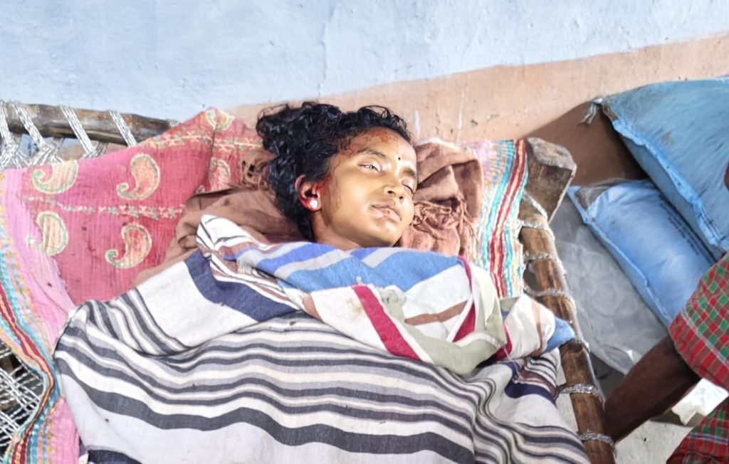 पाकुड़ में 21 वर्षीय मारुति मरांडी की संदिग्ध मौत के मामले में घटनास्थल पर जांच करती पुलिस।
