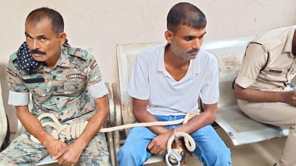 मुंगेर पुलिस की गिरफ्त में अवैध हथियारों के साथ पकड़ा गया आरोपी सदाकत अंसारी, बरामद 5 पिस्टल और 10 मैगजीन।