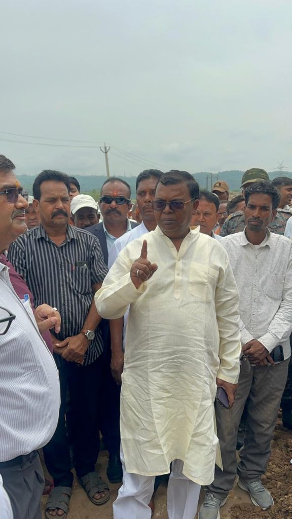 सांसद चंद्रप्रकाश चौधरी के प्रयास रंग लाए, दुलमी-गोला को NHAI की 4 बड़ी सौगात दुलमी-गोला क्षेत्र के लिए NHAI की 4 परियोजनाओं की मंजूरी के बाद सांसद चंद्रप्रकाश चौधरी का स्वागत।