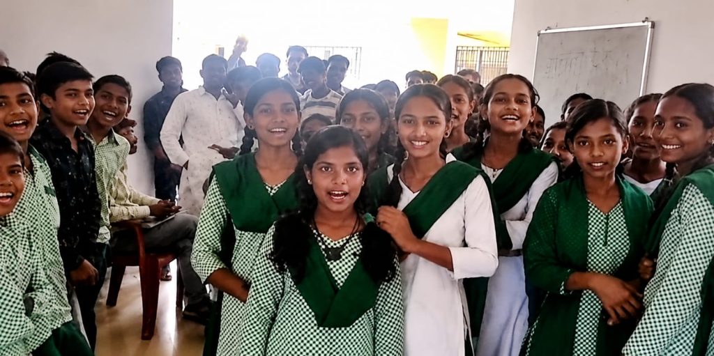 गढ़वा:🚲 फ्री साइकिल के नाम पर 50 रुपये की वसूली!बच्चों ने खोली पोल, BDO ने लौटवाए पैसे गढ़वा के धुरकी प्रखंड कार्यालय में साइकिल वितरण के दौरान छात्रों से 50 रुपये वसूली मामले में जांच करते बीडीओ अनुरंजन झा।