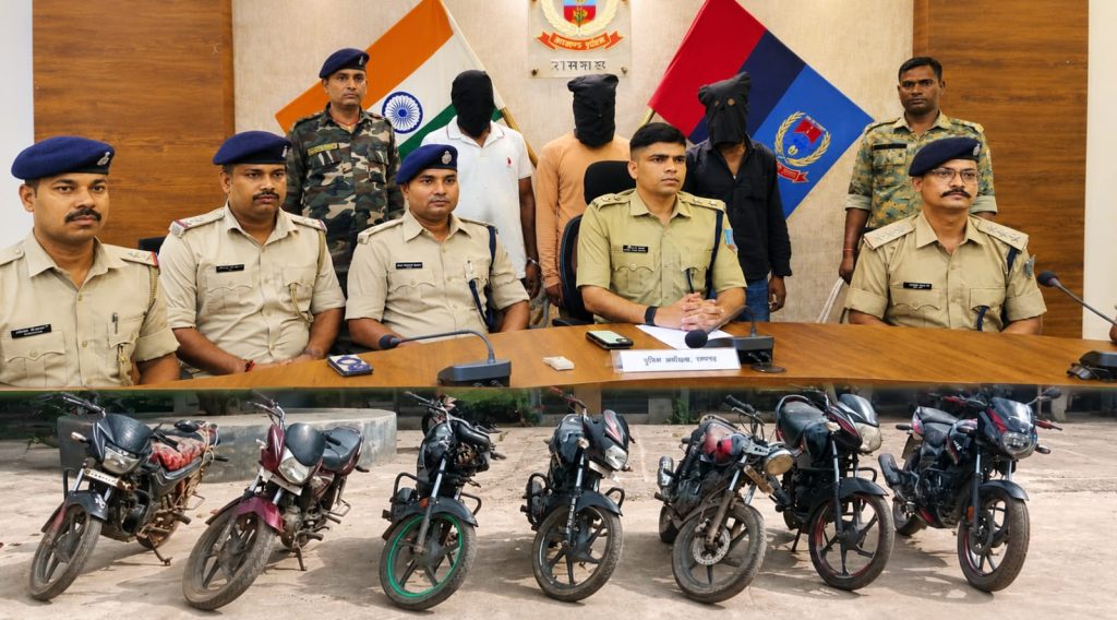 Ramgarh News: 3 शातिर वाहन चोर गिरफ्तार, 7 चोरी की बाइक बरामद | रामगढ़ पुलिस की बड़ी कार्रवाई रामगढ़ पुलिस द्वारा बरामद सात चोरी की मोटरसाइकिल और गिरफ्तार आरोपी।