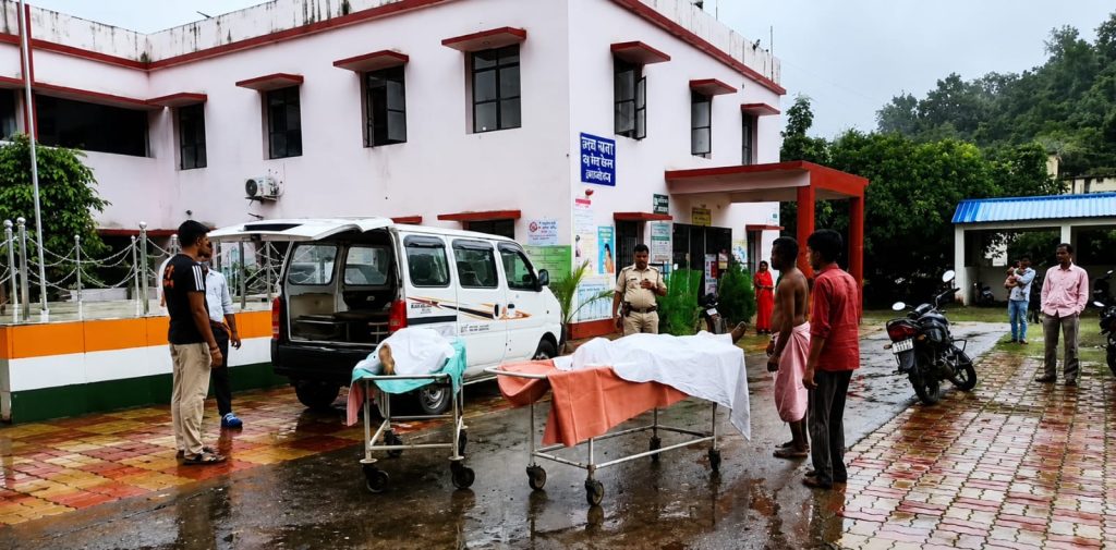 बाघमारा के सदरियाडीह में सेप्टिक टैंक हादसे के बाद घटनास्थल पर जुटे ग्रामीण और पुलिस।
