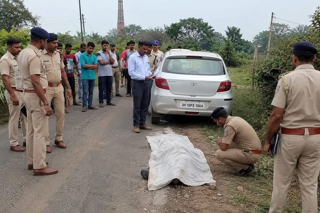 धनबाद के बाघमारा स्थित कौशलपुरम के पास अज्ञात व्यक्ति का शव मिलने के बाद जांच करती ईस्ट बसुरिया पुलिस। काल्पनिक फोटो