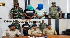 धनबाद पुलिस की प्रेस कॉन्फ्रेंस में प्रिंस खान गैंग से जुड़े गिरफ्तार आरोपी और पुलिस अधिकारी।