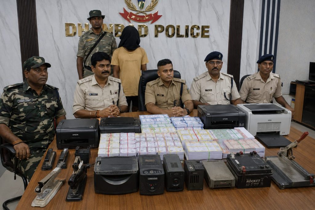 धनबाद: बंद BCCL भवन में 150 करोड़ का फर्जी लॉटरी सिंडिकेट पकड़ा, 9 प्रिंटर जब्त धनबाद के चिरकुंडा में बंद BCCL भवन से फर्जी लॉटरी टिकट और प्रिंटिंग मशीनें बरामद करती पुलिस।