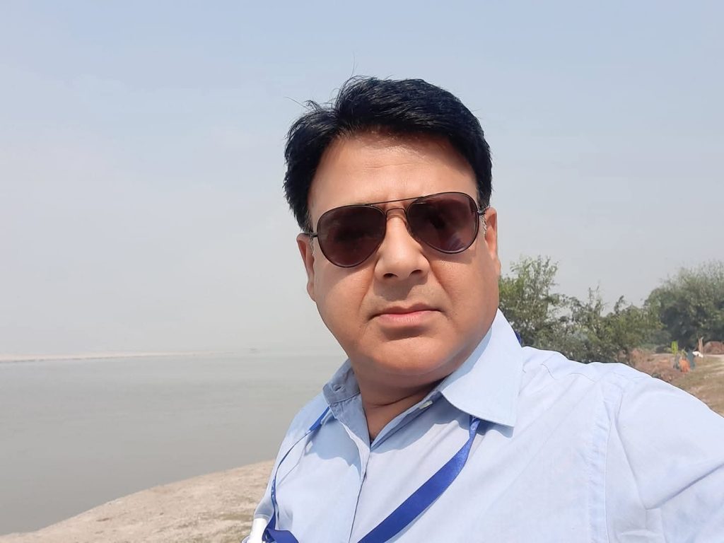 पटना जाते समय नगर परिषद के EO विमल कुमार की हत्या, सड़क पर रोककर बेरहमी से हमला; जांच में जुटी पुलिस औरंगाबाद में डेहरी नगर परिषद के EO विमल कुमार की हत्या के बाद जांच करती पुलिस