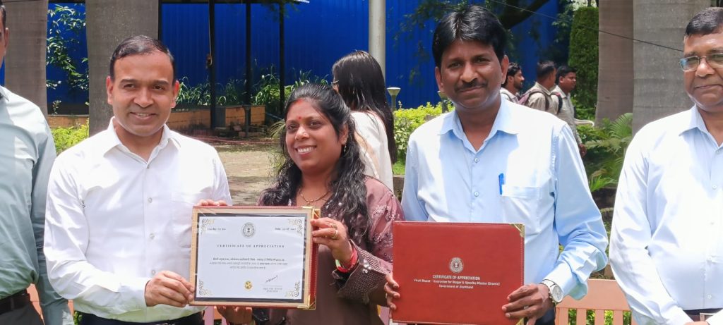 मनरेगा में रामगढ़ ने रचा इतिहास! पूरे झारखंड में नंबर-1, 6 टन आम का हुआ विदेश निर्यात मनरेगा में राज्य स्तर पर प्रथम स्थान हासिल करने पर रामगढ़ जिला प्रशासन
